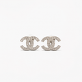 BOUCLES D’OREILLES DOUBLE C STRASS – FINITION ARGENTÉ