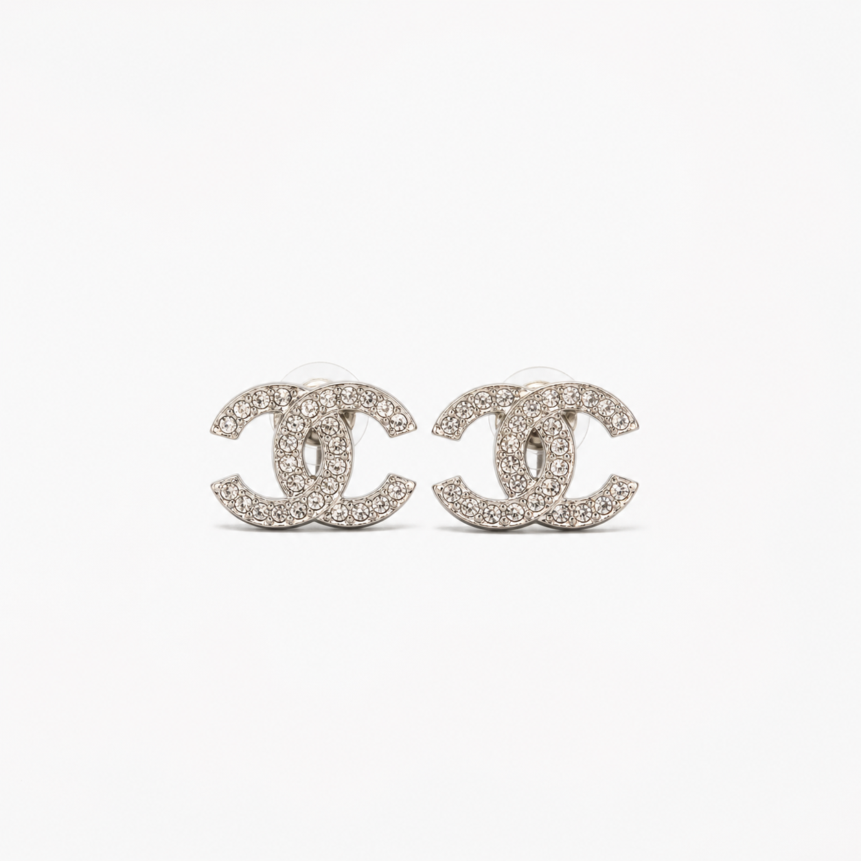 BOUCLES D’OREILLES DOUBLE C STRASS – FINITION ARGENTÉ
